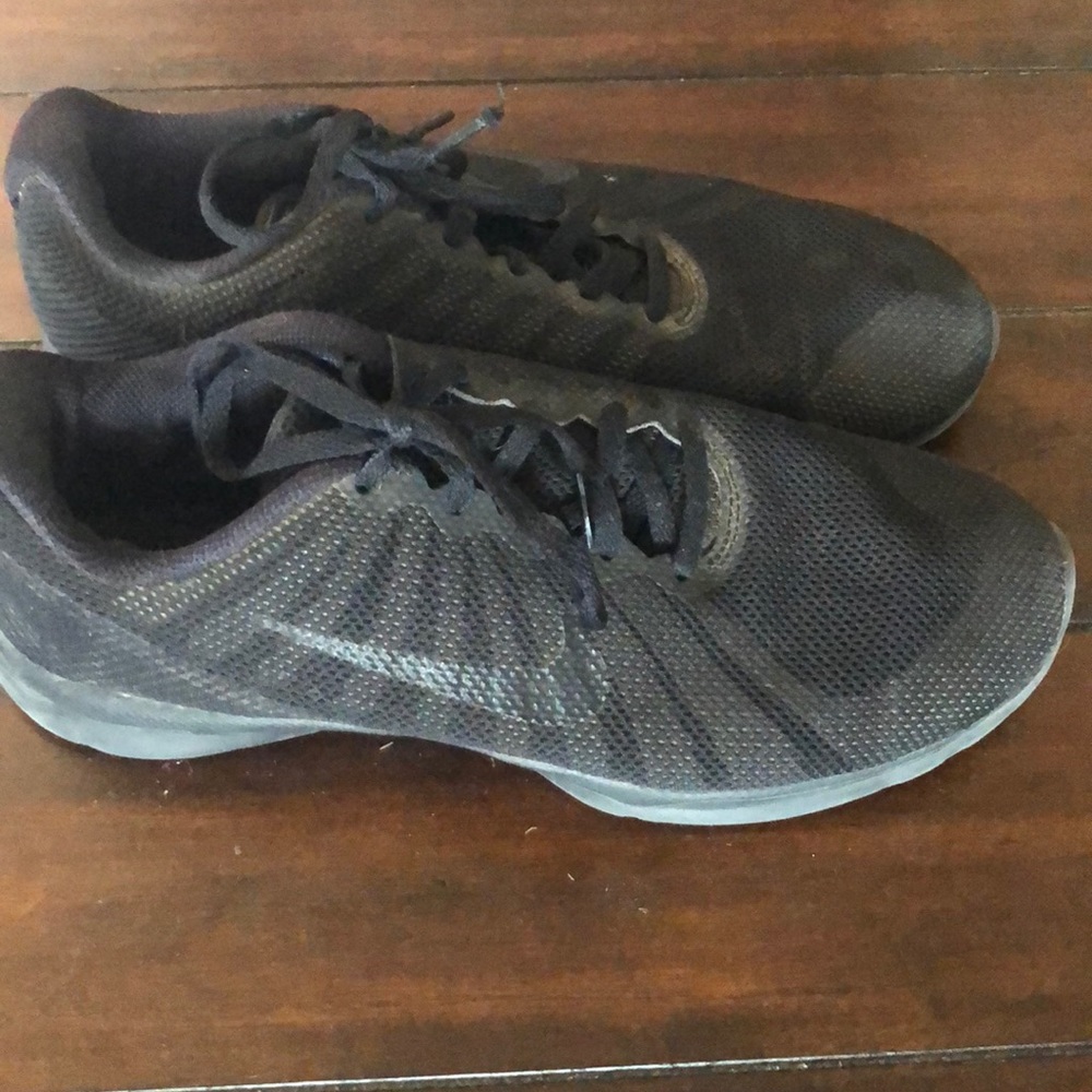 Black Nike Tennis Shoes